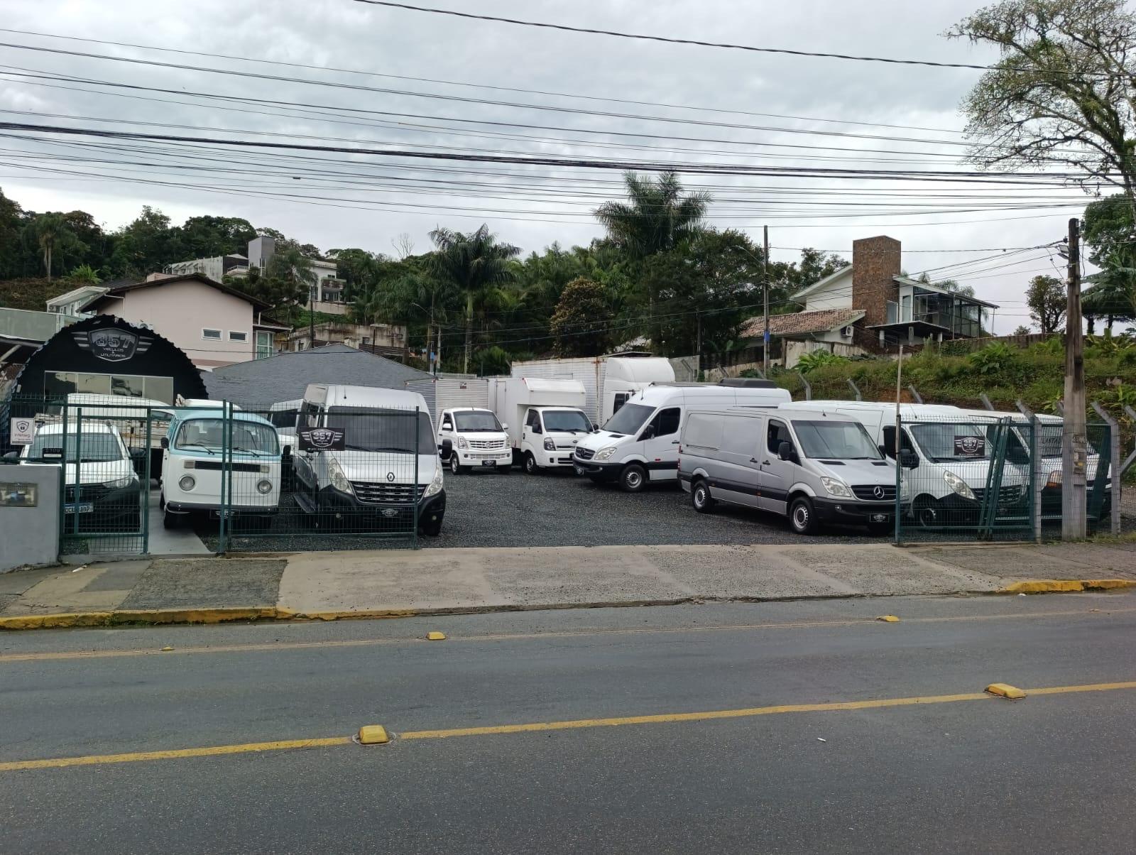 Fachada da 357 vista da rua, com o portão e o estoque de utilitários