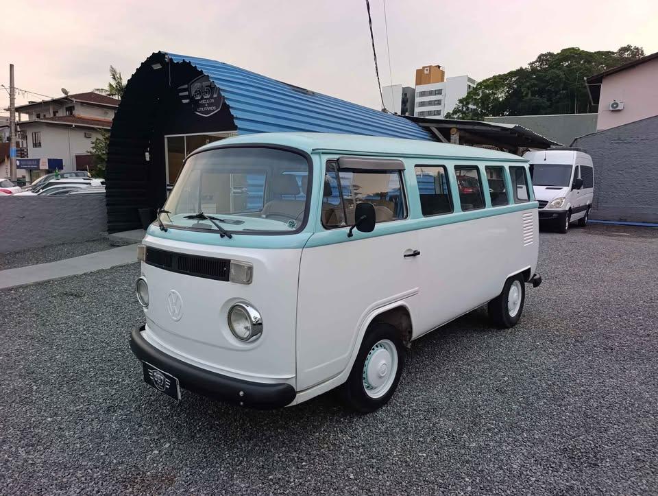 Volkswagem Kombi Standart 1.600 Cc Standart 1.6 Cc 9 Lugares 1995 — foto 1 de 15