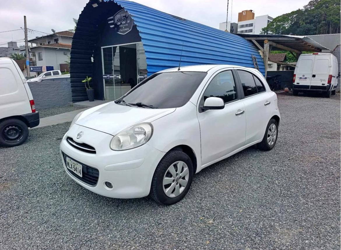 Nissan March 1.6 S 2014 — foto 8 de 14